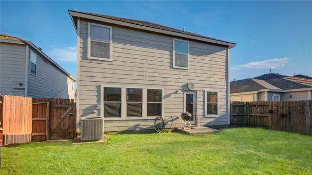 a view of a house with backyard
