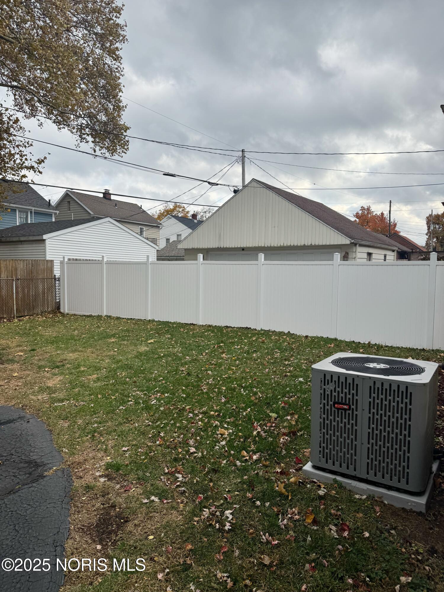 3832 Grantley Road Toledo, OH 43613 - Photo 4 of 40 36672521-8679-46D1-AD27-B4943DA56A26