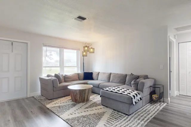 $359,000 | 103 Southeast Norfolk Boulevard, Stuart, FL 34997