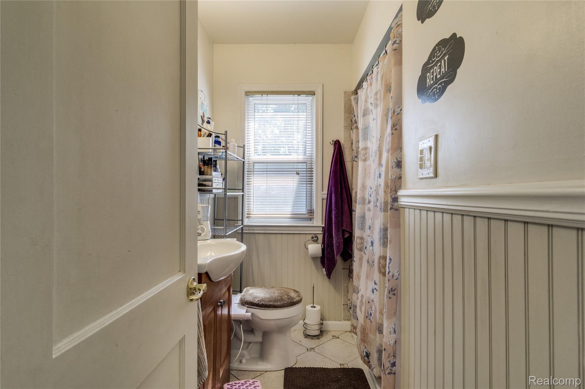 17827 Quarry Road Riverview, MI 48193 - Photo 15 of 31 Bathroom 1.jpg