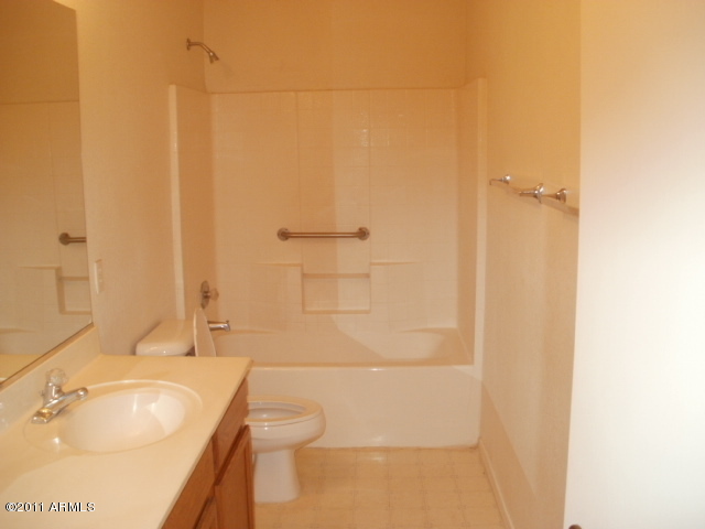 1916 East Darrel Road Phoenix, AZ 85042 - Photo 8 of 25 Bath2