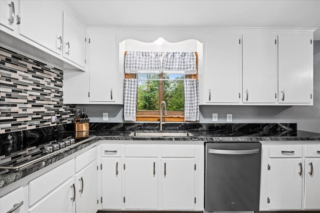 9 Lillian Road Acton, MA 01720 - Photo 3 of 34