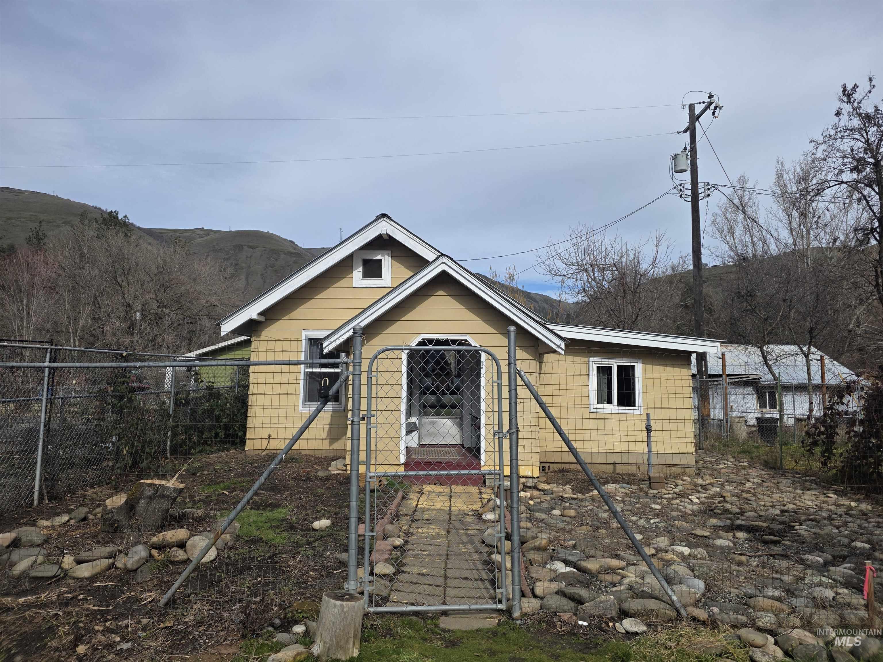 210 Pine Avenue Kooskia, ID 83539 - Photo 1 of 8 View of front facade with a gate