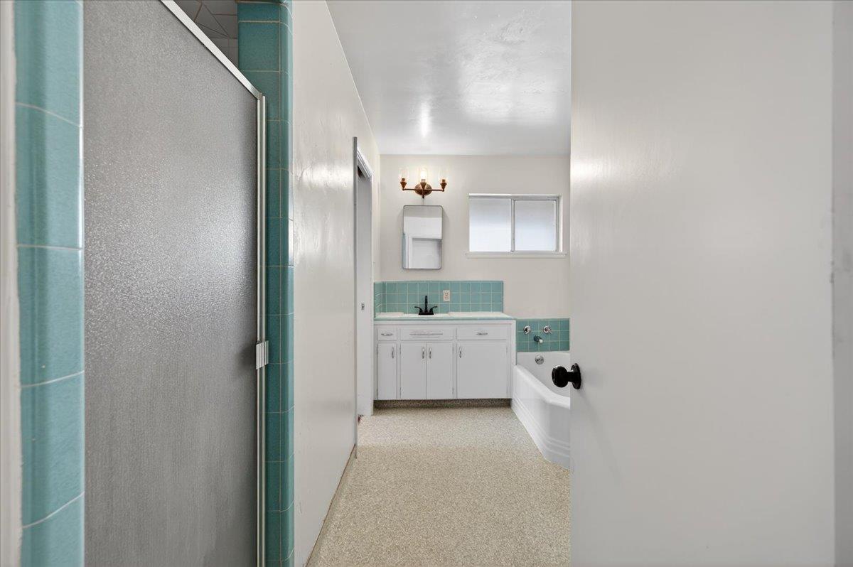 1699 West San Ramon Avenue Fresno, CA 93711 - Photo 27 of 54 Hall Bathroom