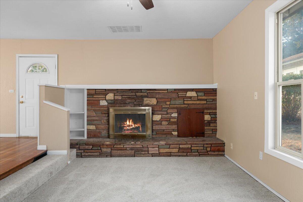202 Pleasant View Talent, OR 97540 - Photo 16 of 65 Sunken liv2