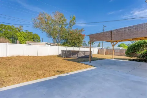 a view of a backyard