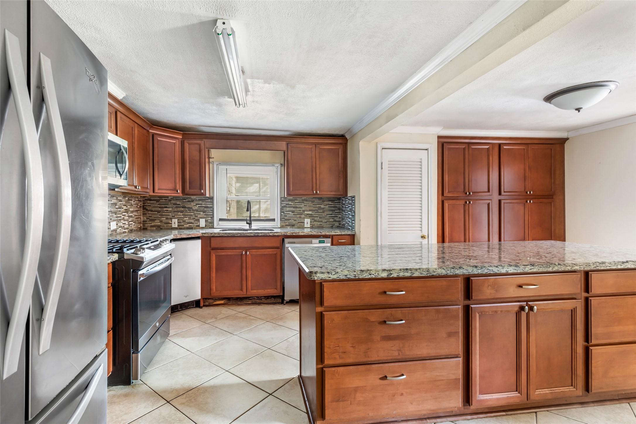 2717 Old Houston Road Huntsville, TX 77340 - Photo 17 of 34 Kitchen entrance off of dining area
