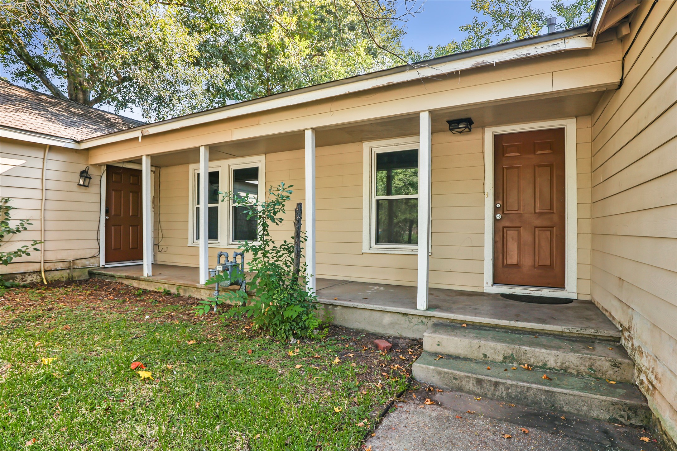 2717 Old Houston Road Huntsville, TX 77340 - Photo 2 of 34 Front entrances