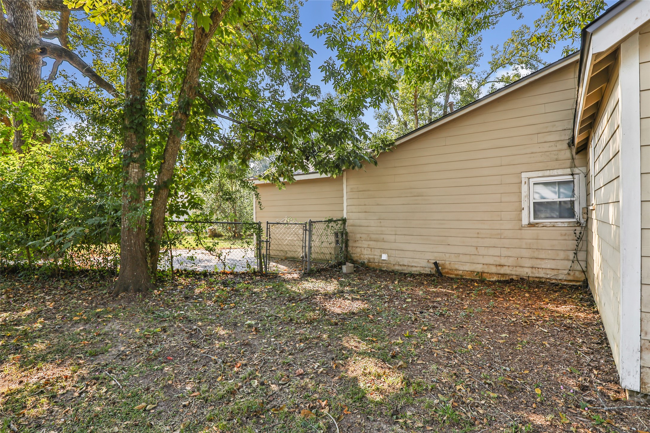 2717 Old Houston Road Huntsville, TX 77340 - Photo 5 of 34 Left side of home