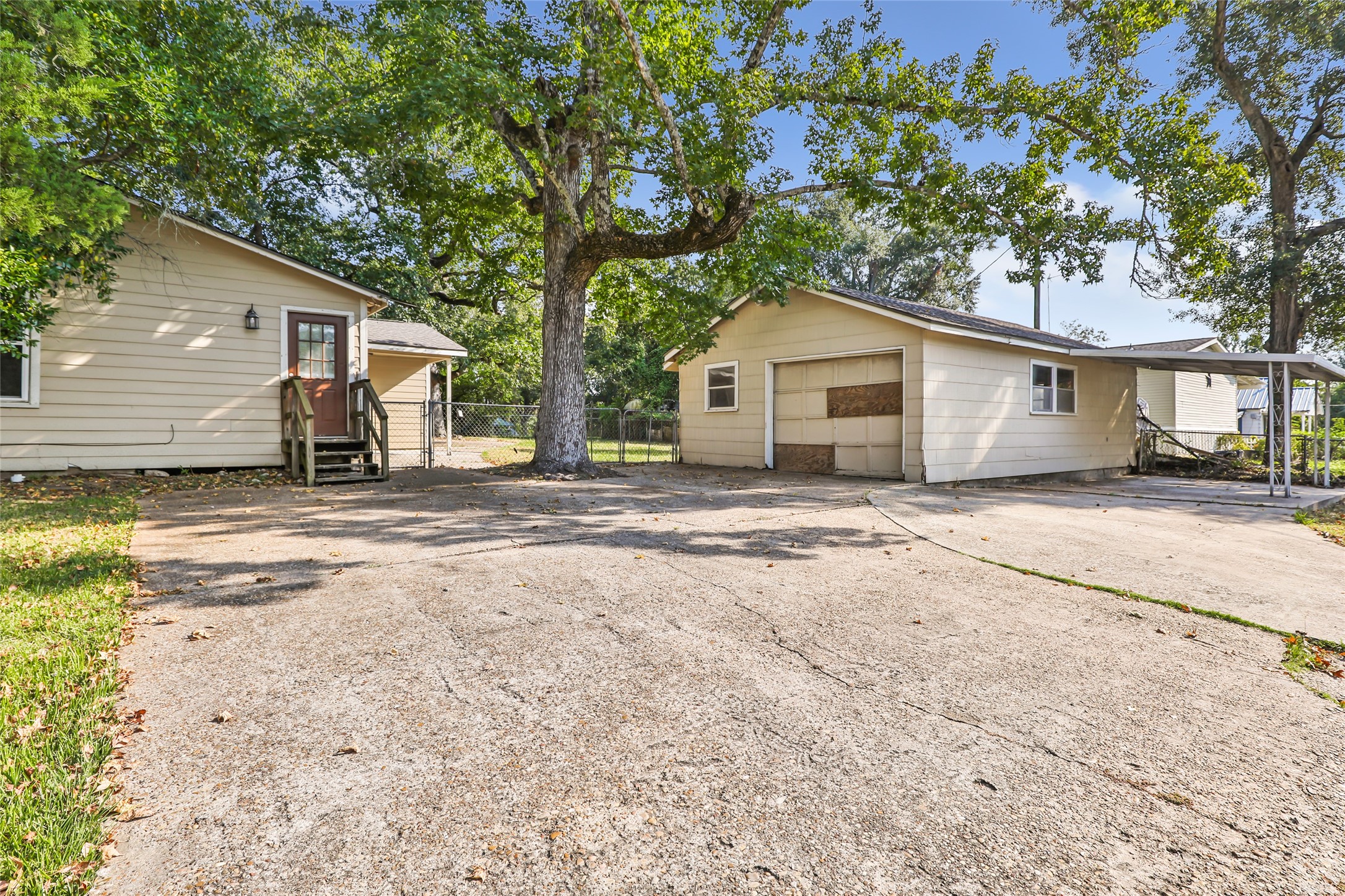 2717 Old Houston Road Huntsville, TX 77340 - Photo 6 of 34 Right side entrance from driveway