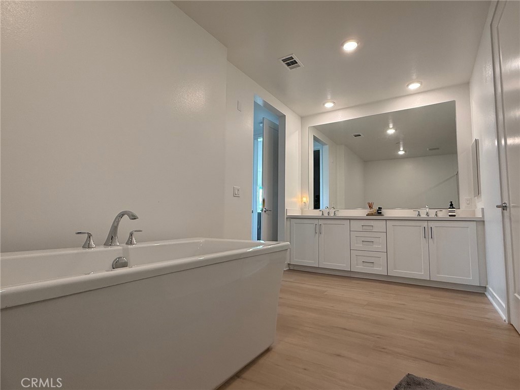 3414 Rivington Irvine, CA 92612 - Photo 26 of 33 a bathroom with a bathtub sink and mirror
