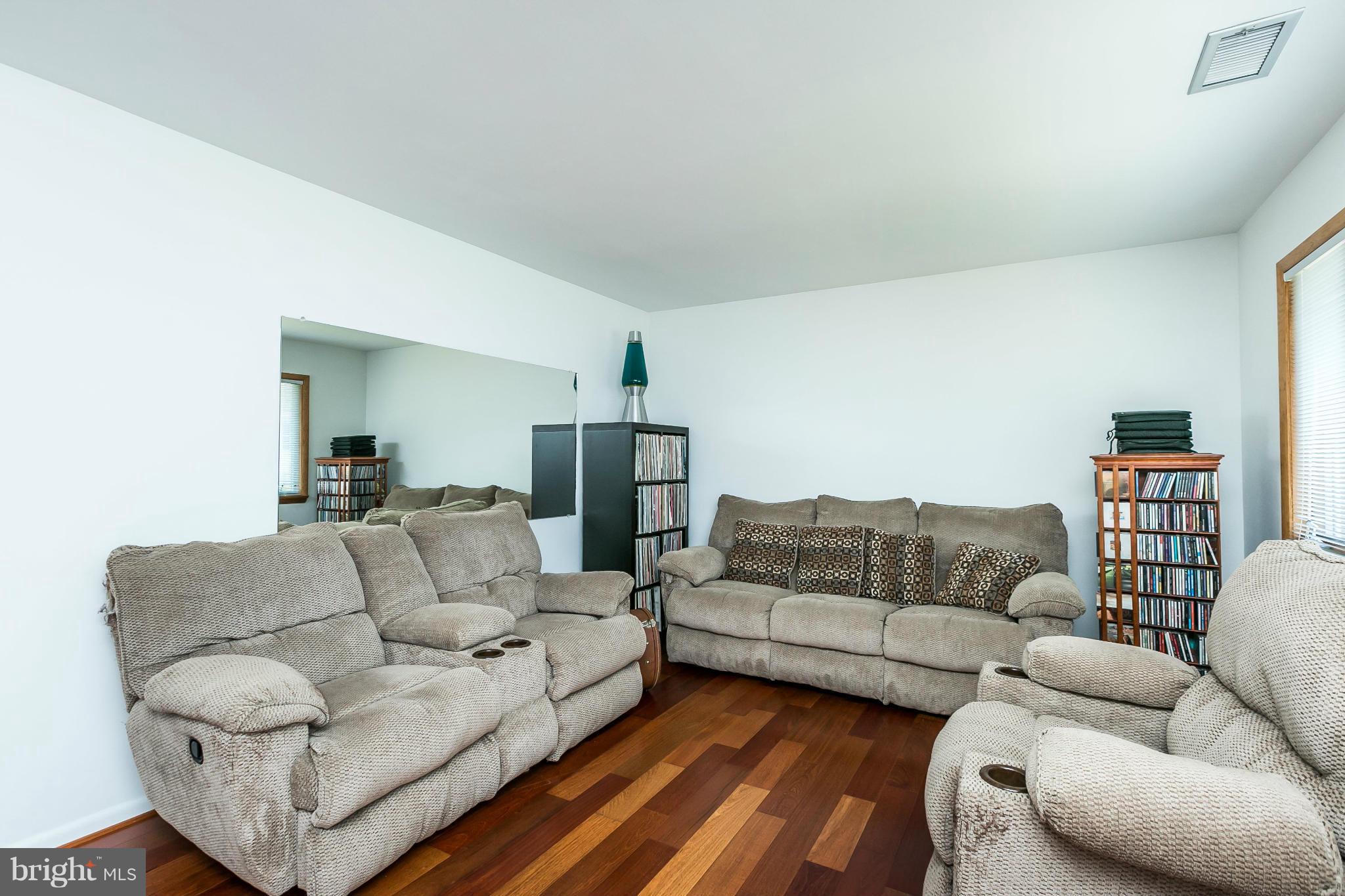 28 Cliffwood Road Baltimore, MD 21206 - Photo 5 of 30 Living Room