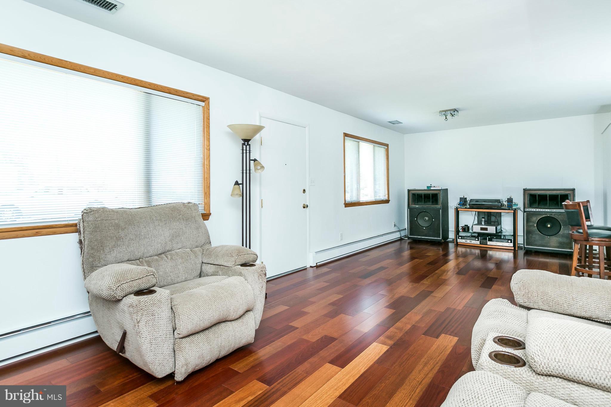 28 Cliffwood Road Baltimore, MD 21206 - Photo 6 of 30 Living Room