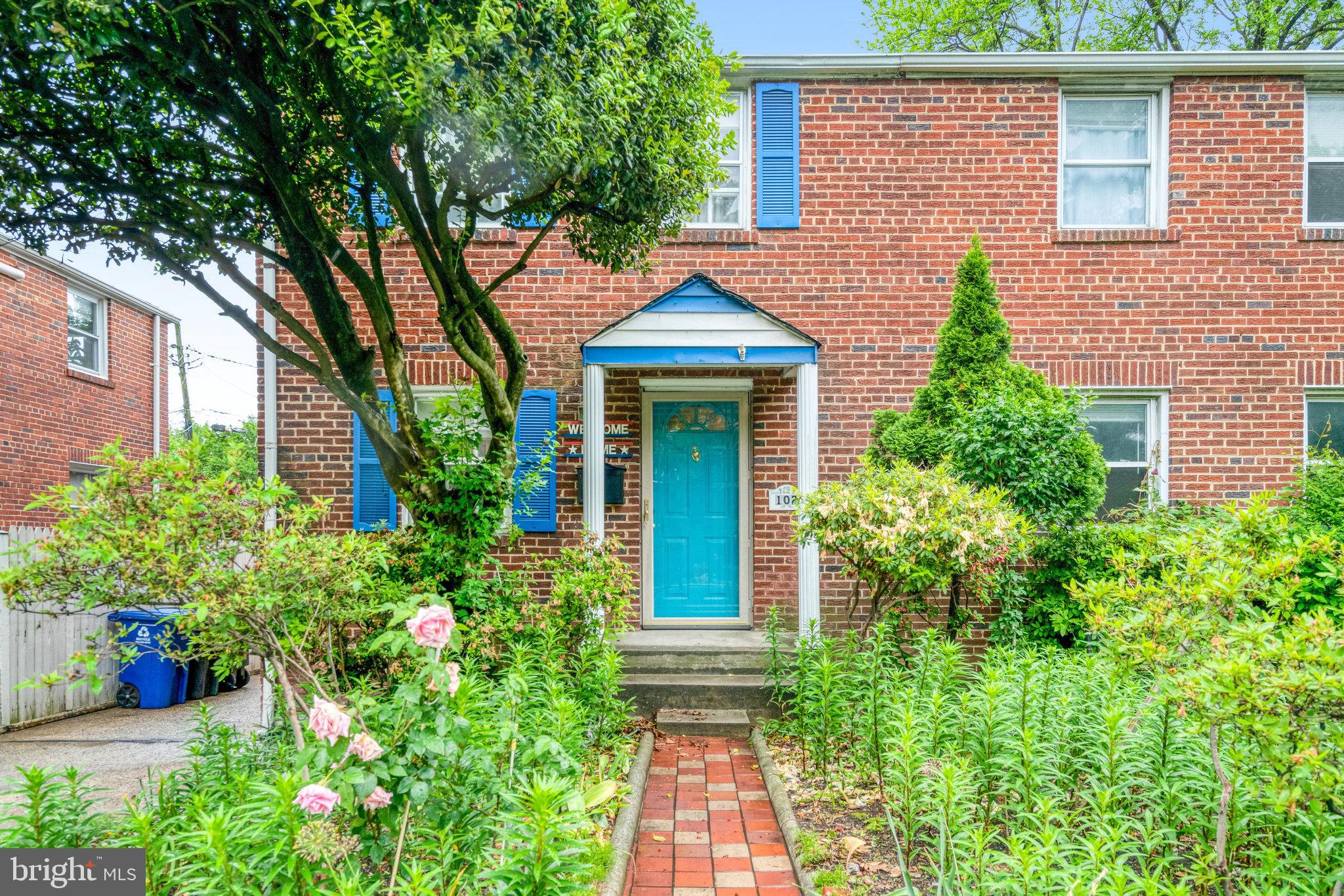 102 South Glebe Road Arlington, VA 22204 - Photo 2 of 52 front view of a house with a yard