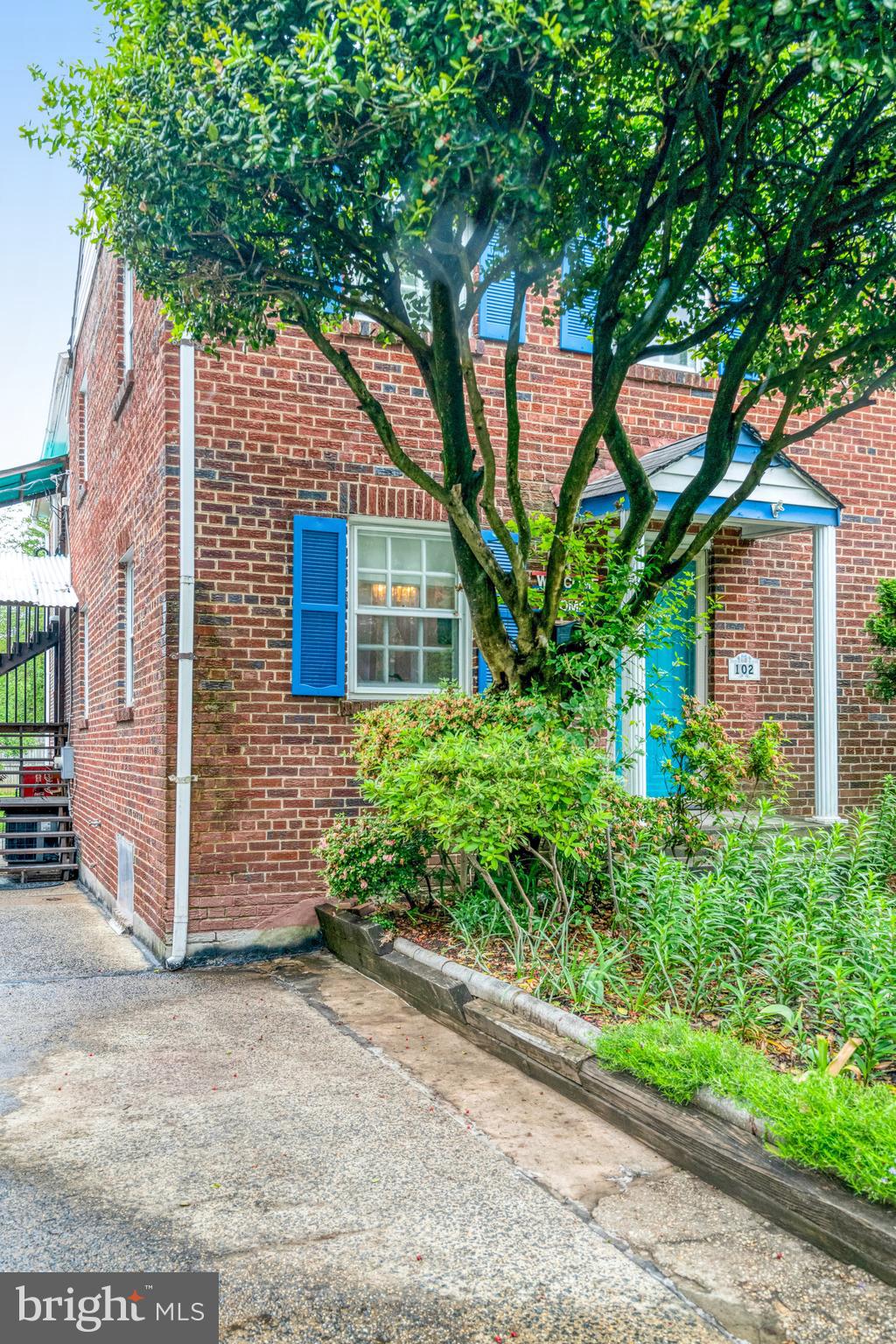 102 South Glebe Road Arlington, VA 22204 - Photo 4 of 52 a view of a house with a tree