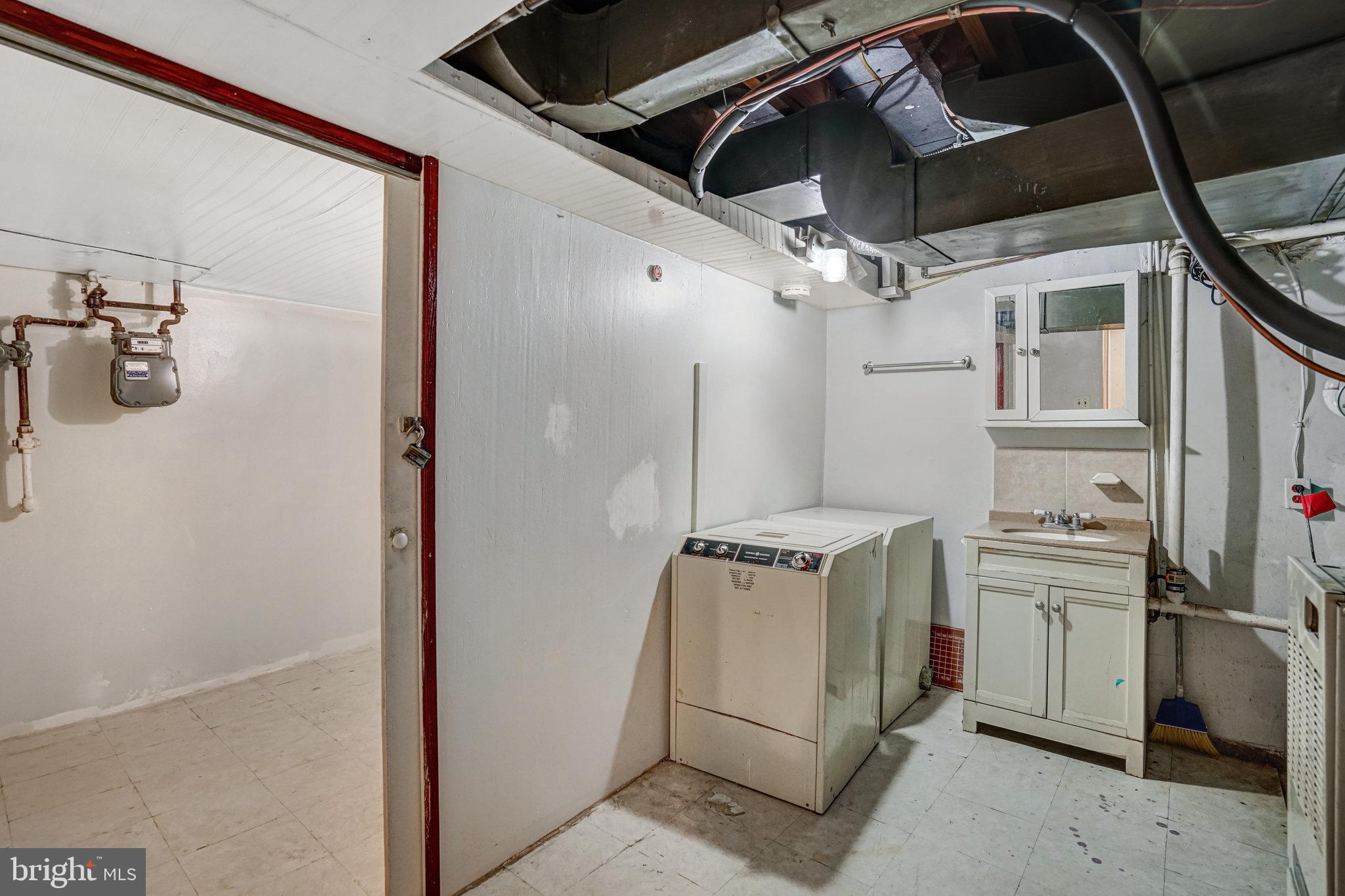 102 South Glebe Road Arlington, VA 22204 - Photo 47 of 52 a utility room with dryer and washer