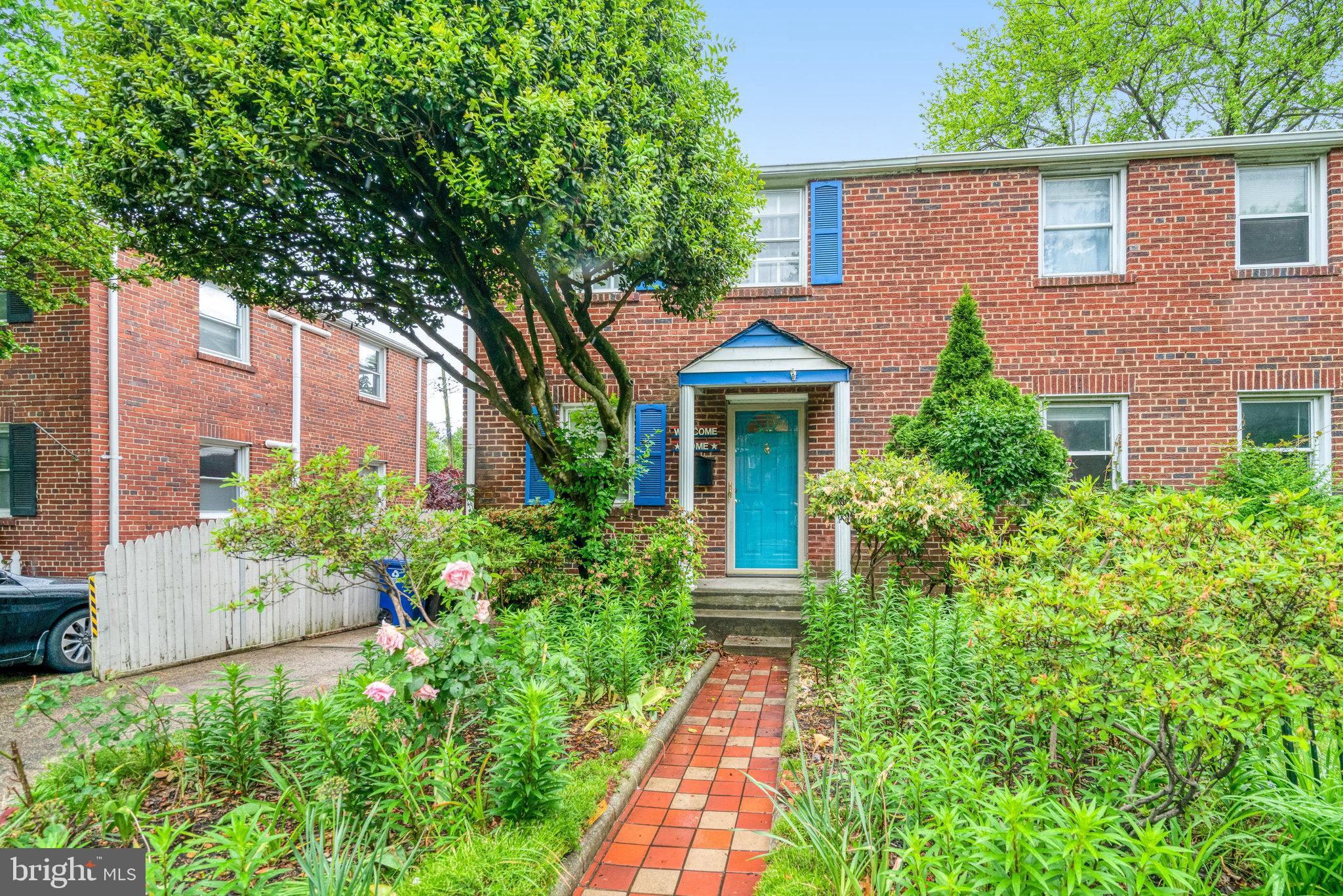 102 South Glebe Road Arlington, VA 22204 - Photo 5 of 52 front view of a house with a yard