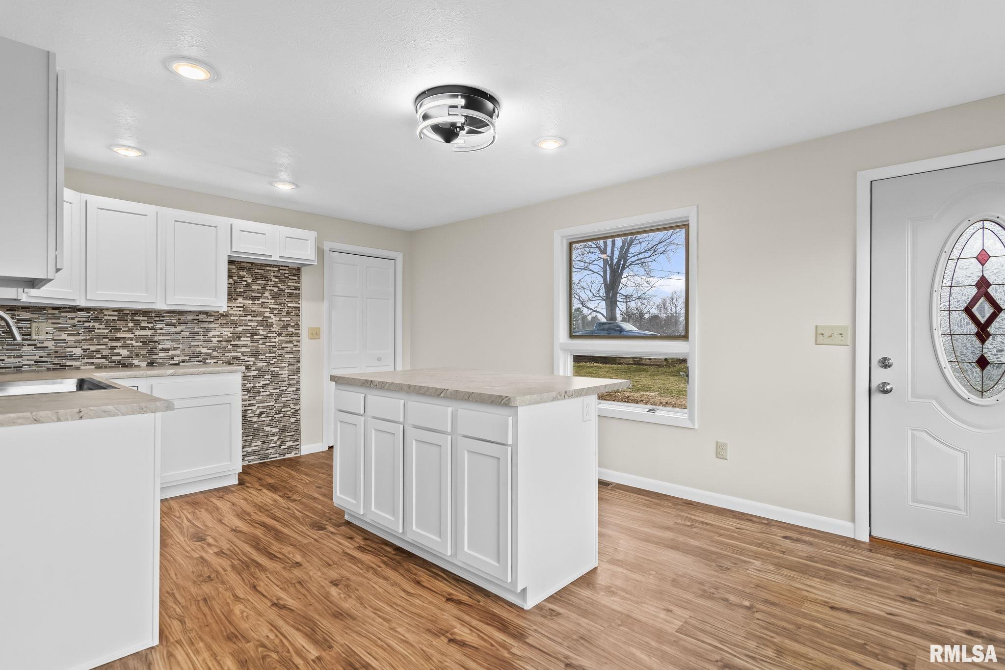 636 Linden Point Petersburg, IL 62675 - Photo 12 of 41