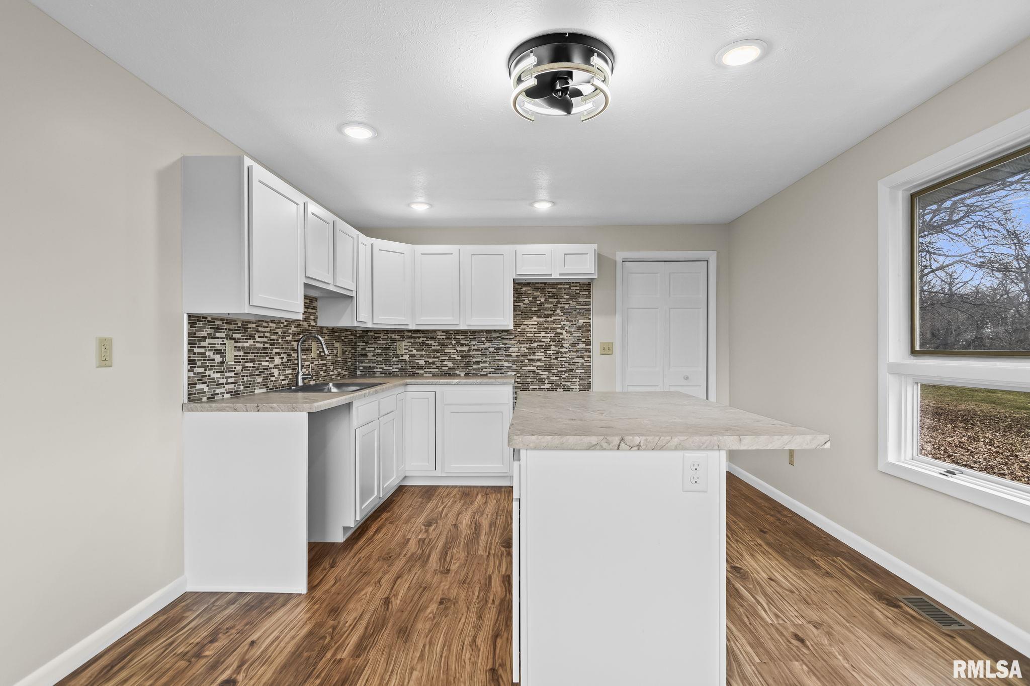 636 Linden Point Petersburg, IL 62675 - Photo 13 of 41