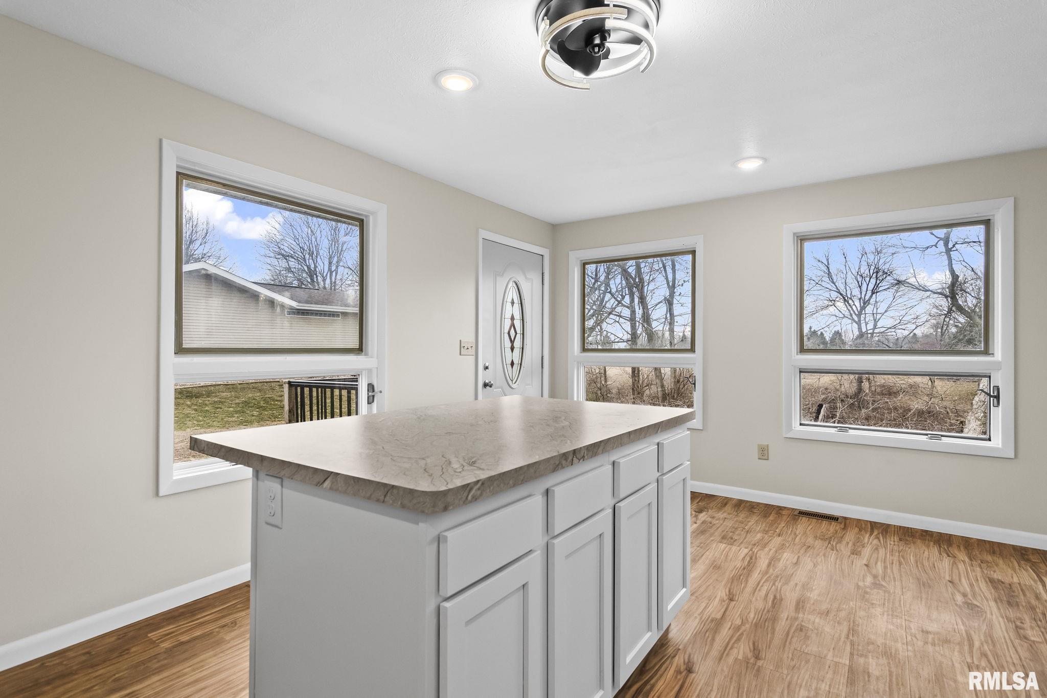 636 Linden Point Petersburg, IL 62675 - Photo 14 of 41