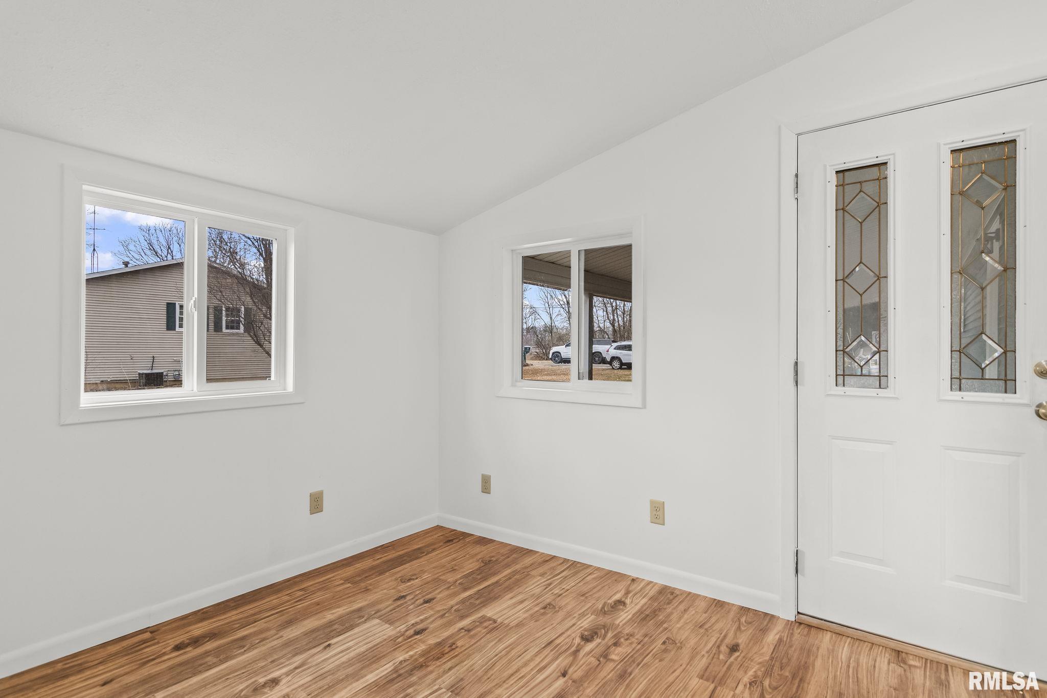 636 Linden Point Petersburg, IL 62675 - Photo 17 of 41