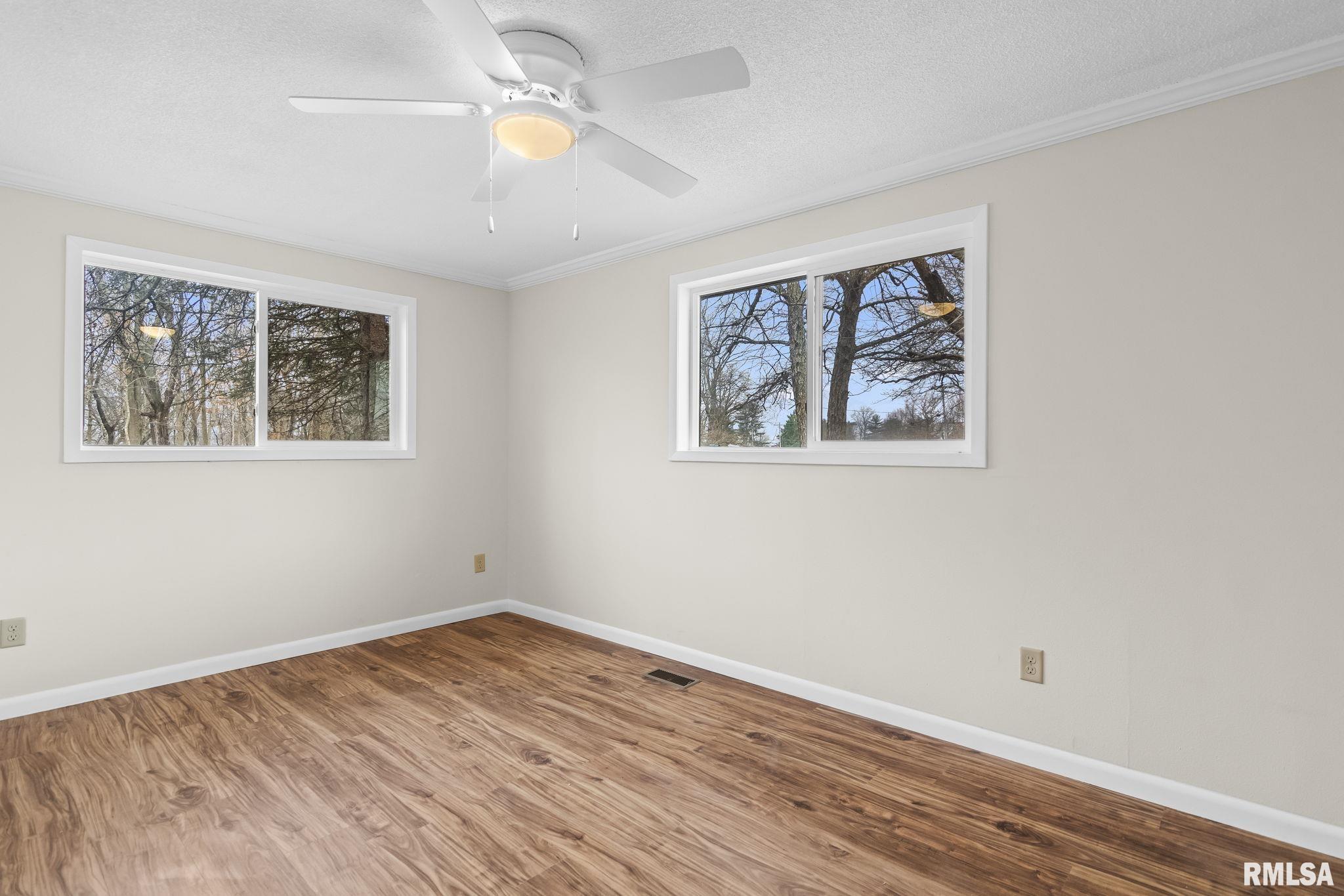 636 Linden Point Petersburg, IL 62675 - Photo 25 of 41