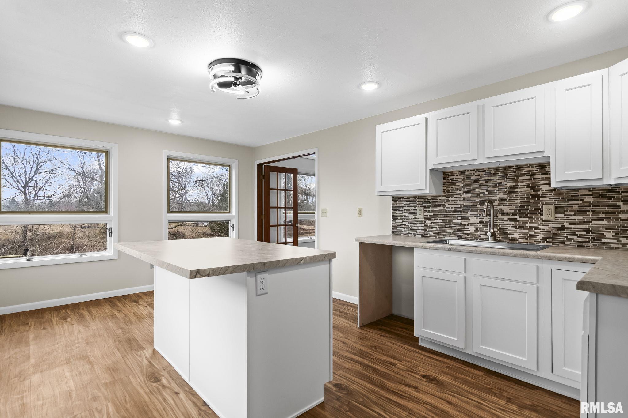 636 Linden Point Petersburg, IL 62675 - Photo 3 of 41