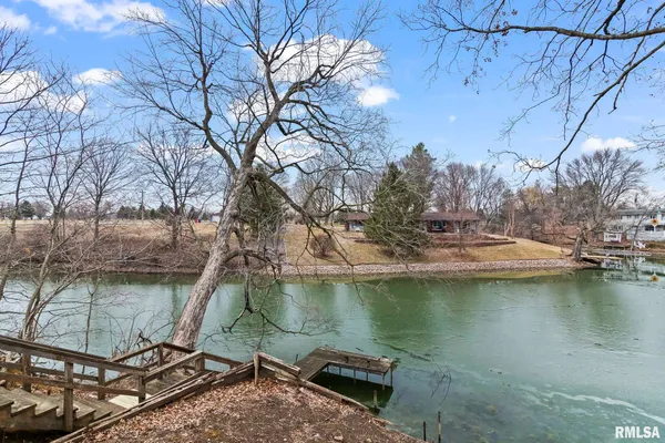 $275,000 | 636 Linden Point, Petersburg, IL 62675