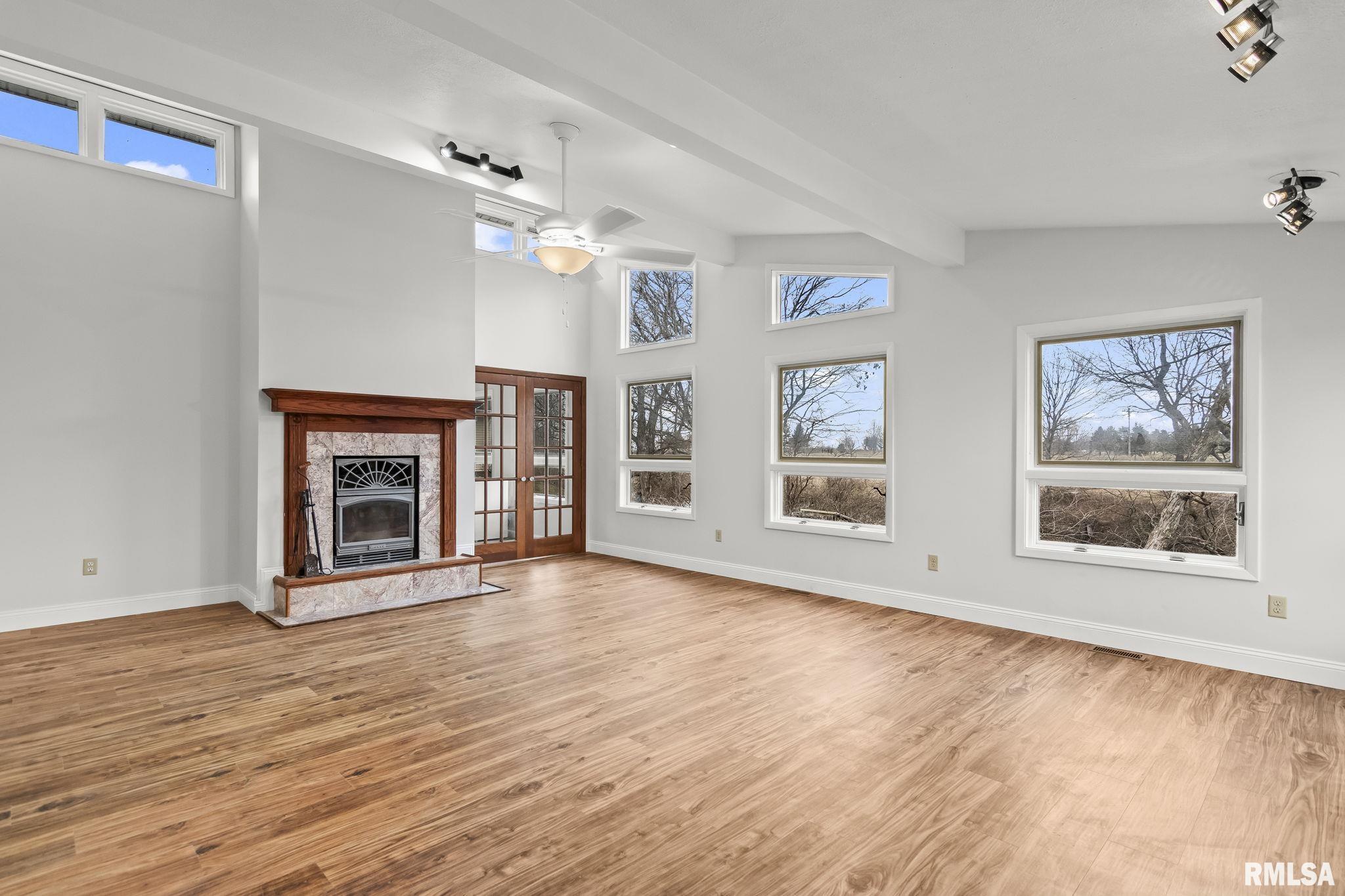 636 Linden Point Petersburg, IL 62675 - Photo 4 of 41