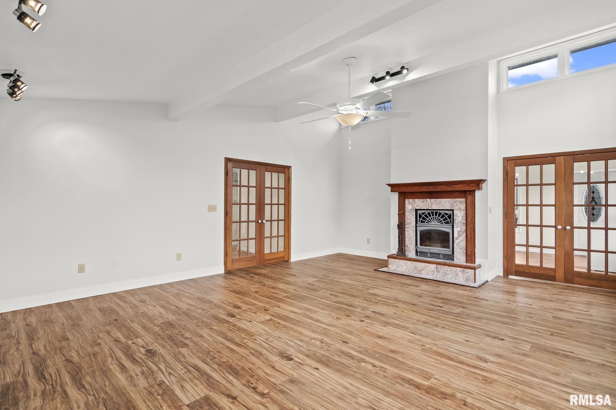 636 Linden Point Petersburg, IL 62675 - Photo 5 of 41