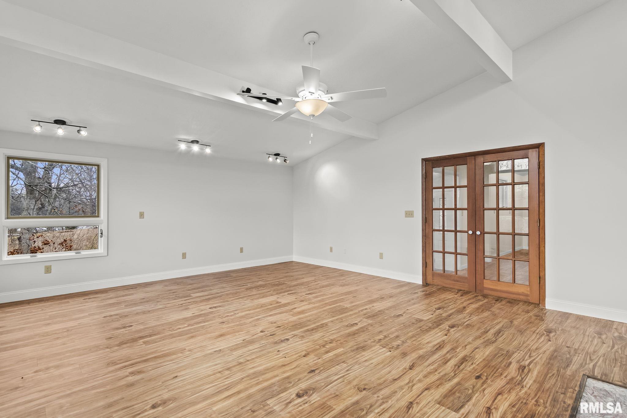 636 Linden Point Petersburg, IL 62675 - Photo 6 of 41