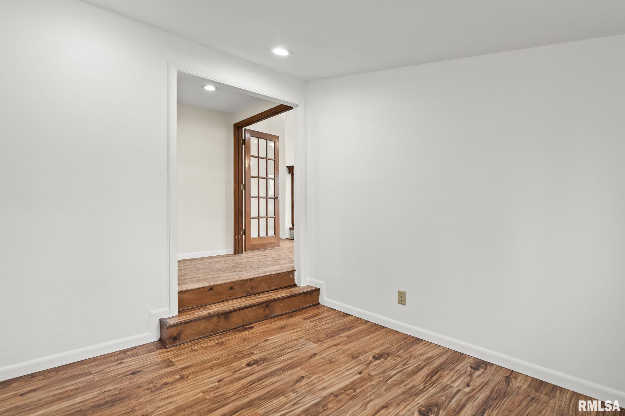 636 Linden Point Petersburg, IL 62675 - Photo 8 of 41