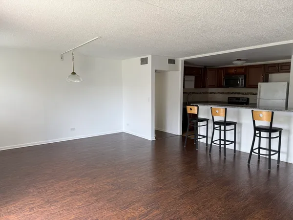 $2,100 | 3220 Sanders Road, Unit 3B, Northbrook, IL 60062