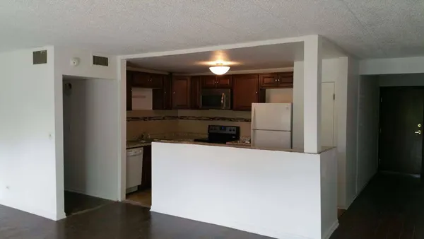 $2,100 | 3220 Sanders Road, Unit 3B, Northbrook, IL 60062