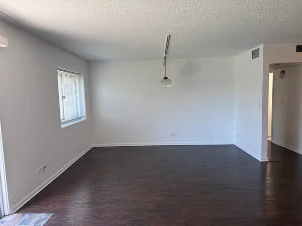 $2,100 | 3220 Sanders Road, Unit 3B, Northbrook, IL 60062