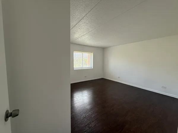 $2,100 | 3220 Sanders Road, Unit 3B, Northbrook, IL 60062