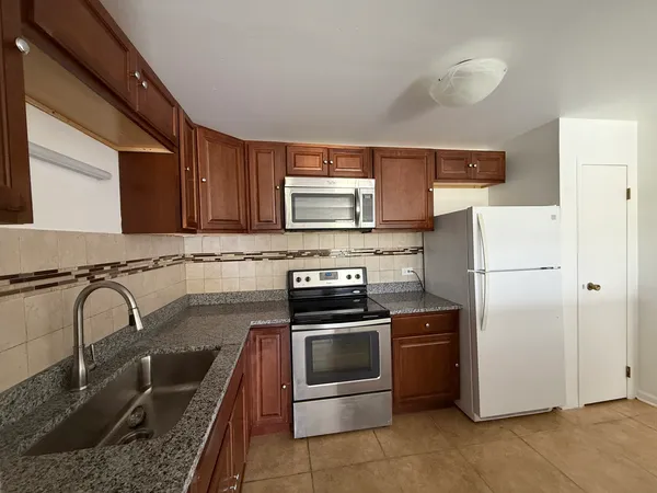 $2,100 | 3220 Sanders Road, Unit 3B, Northbrook, IL 60062