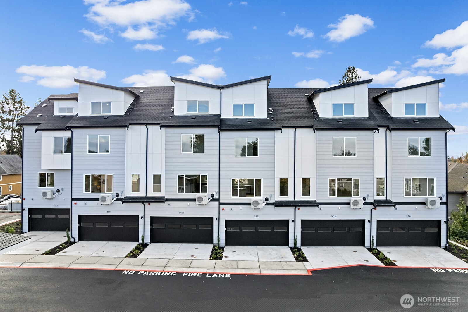 1425 Southwest 111th Lane Seattle, WA 98146 - Photo 2 of 29
