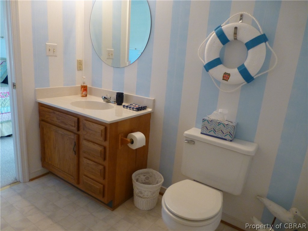 464 Jackson Creek Road Deltaville, VA 23043 - Photo 10 of 26 Jack & Jill bath with shower & tub combo
