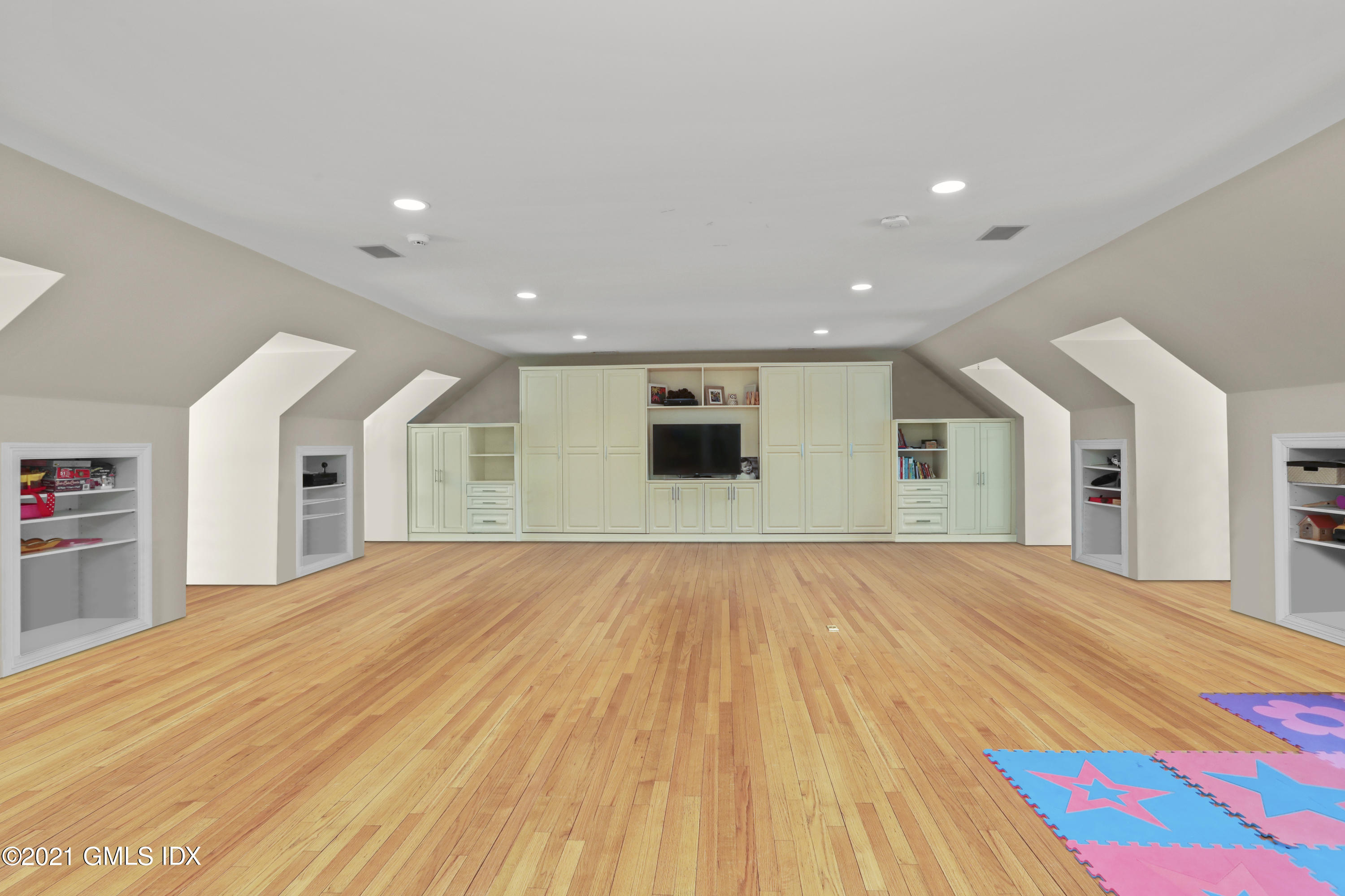 41 Dawn Harbor Lane Riverside, CT 06878 - Photo 23 of 33 a big room with wooden floor and natural light