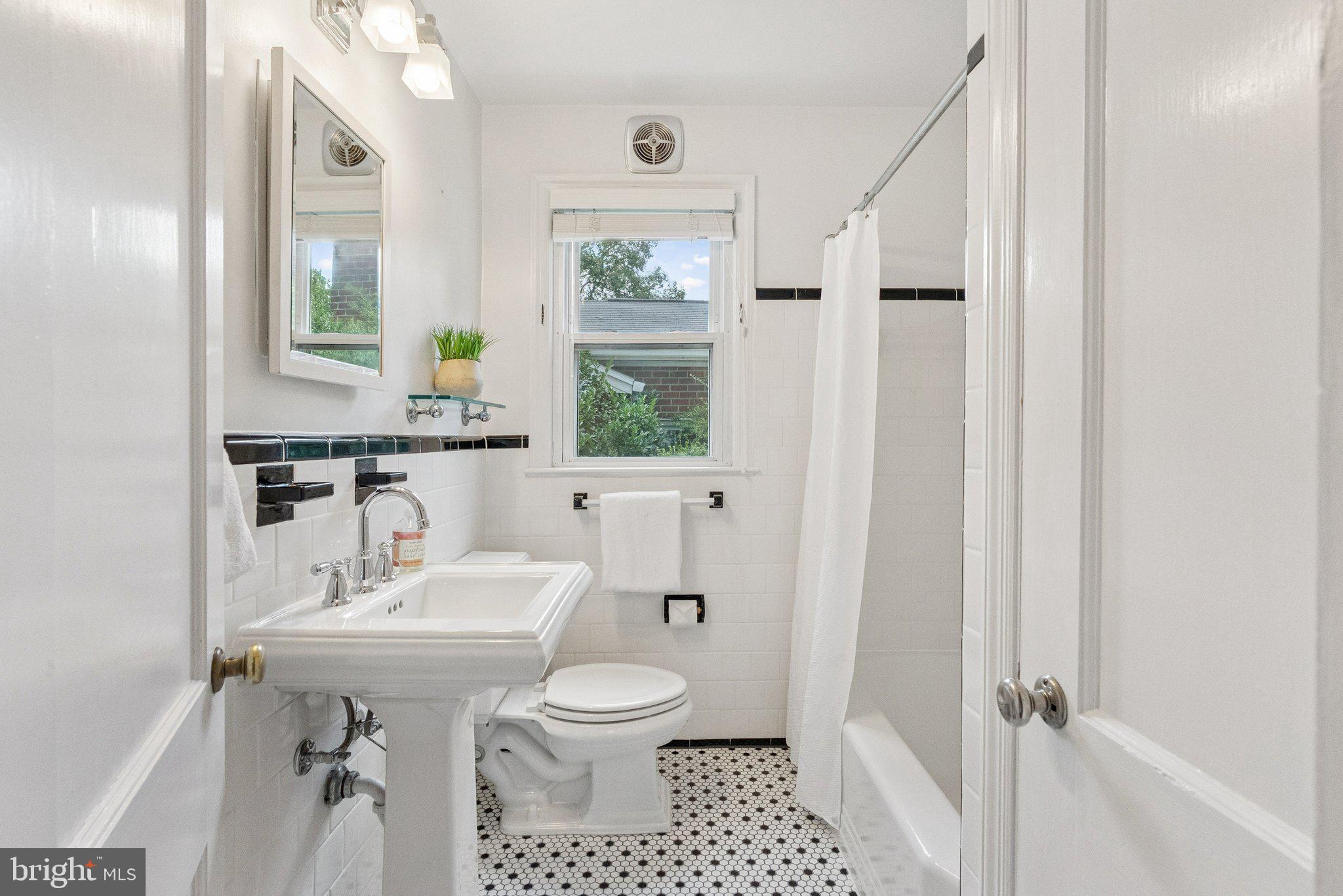 207 Whitmoor Terrace Silver Spring, MD 20901 - Photo 12 of 29 Main level bathroom