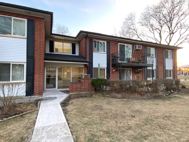 $199,999 | 2403 East Brandenberry Court, Unit 2A, Arlington Heights, IL 60004