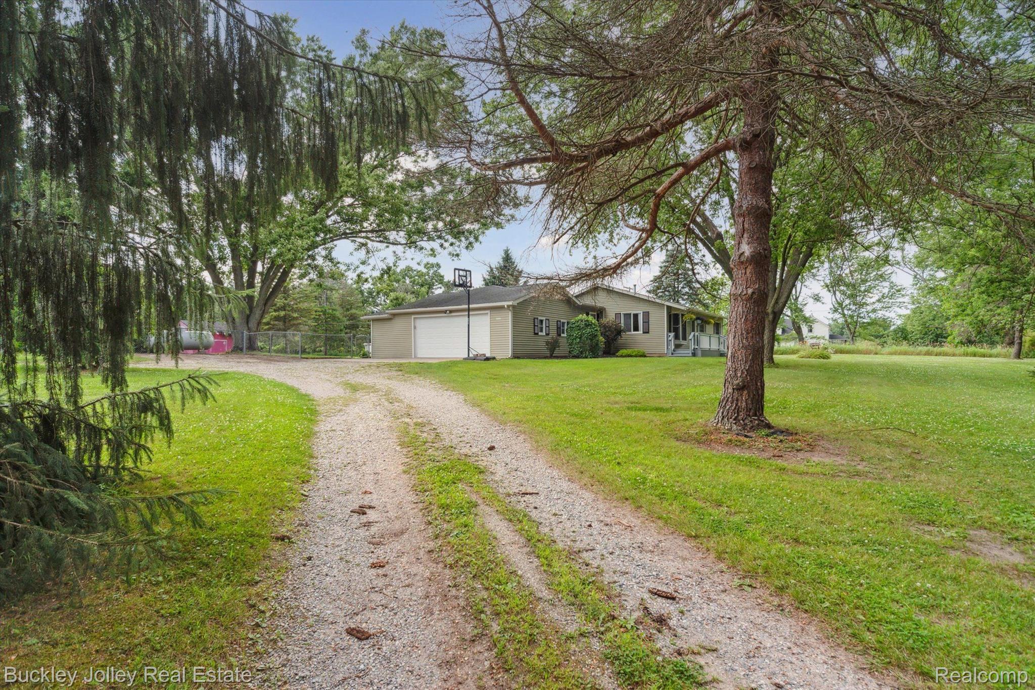 5649 Byron Road Howell, MI 48855 - Photo 29 of 29 Country Driveway