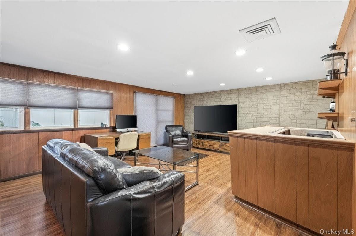 600 Hungry Harbor Road Valley Stream, NY 11581 - Photo 20 of 33