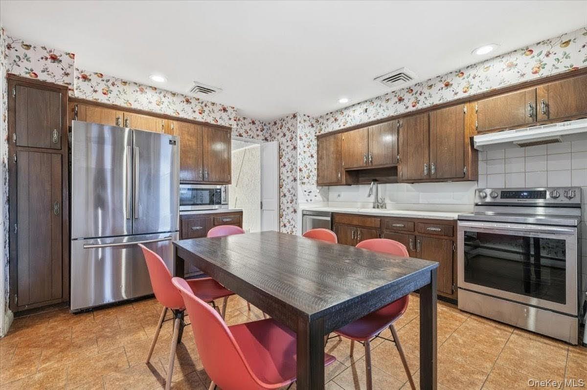 600 Hungry Harbor Road Valley Stream, NY 11581 - Photo 10 of 33