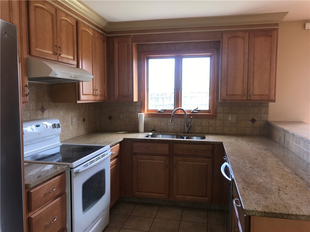 170 Alexander McGregor Road Pawtucket, RI 02861 - Photo 7 of 26 TILED/GRANITE KITCHEN