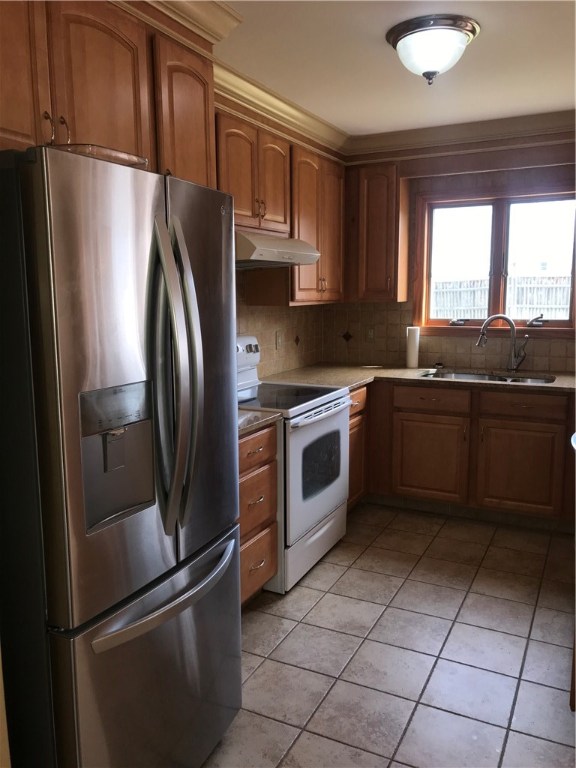 170 Alexander McGregor Road Pawtucket, RI 02861 - Photo 8 of 26 STAINLESS REFRIGERATOR..TILE FLOOR