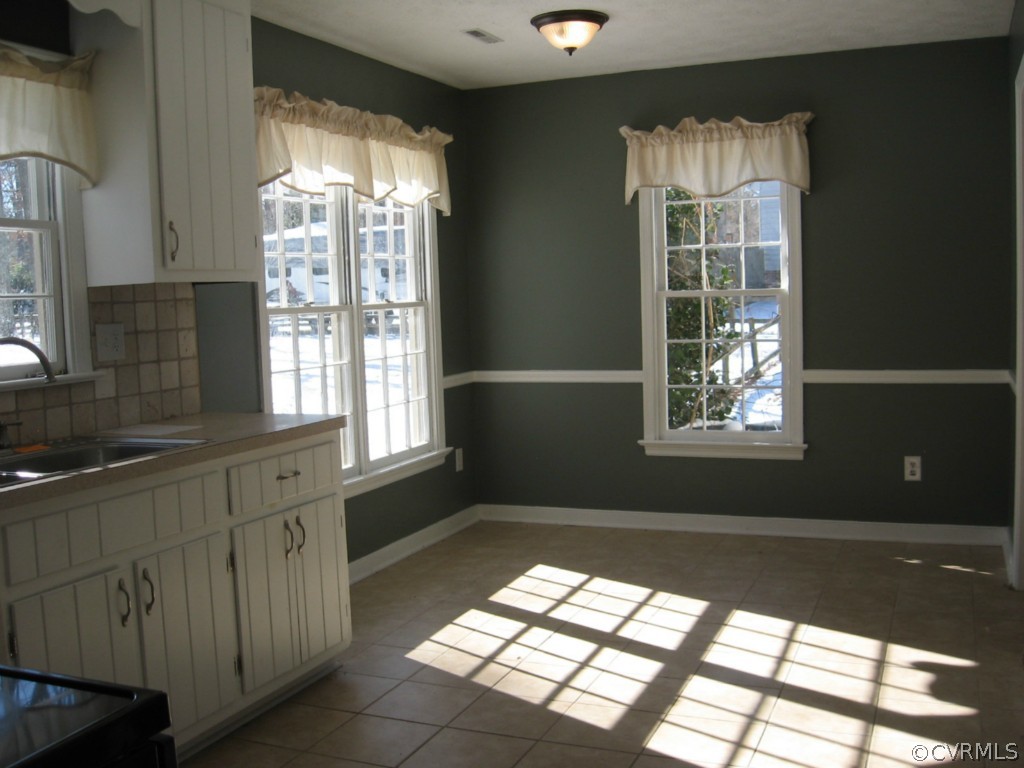 12331 Spring Run Road Chesterfield, VA 23832 - Photo 8 of 24 a kitchen with windows and chandelier