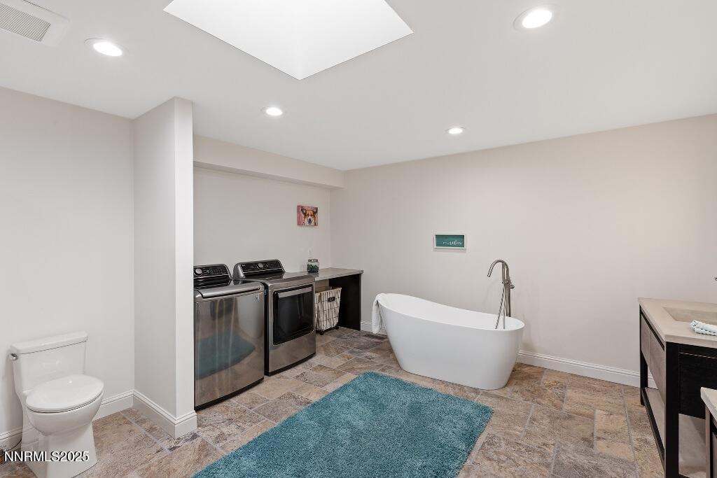 4811 Lakeridge Terrace West Reno, NV 89509 - Photo 26 of 43 a spacious bathroom with a toilet sink and bathtub