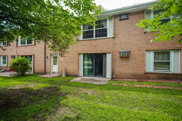 $115,000 | 702 Old Settlers Trail, Unit 3, Hopkins, MN 55343